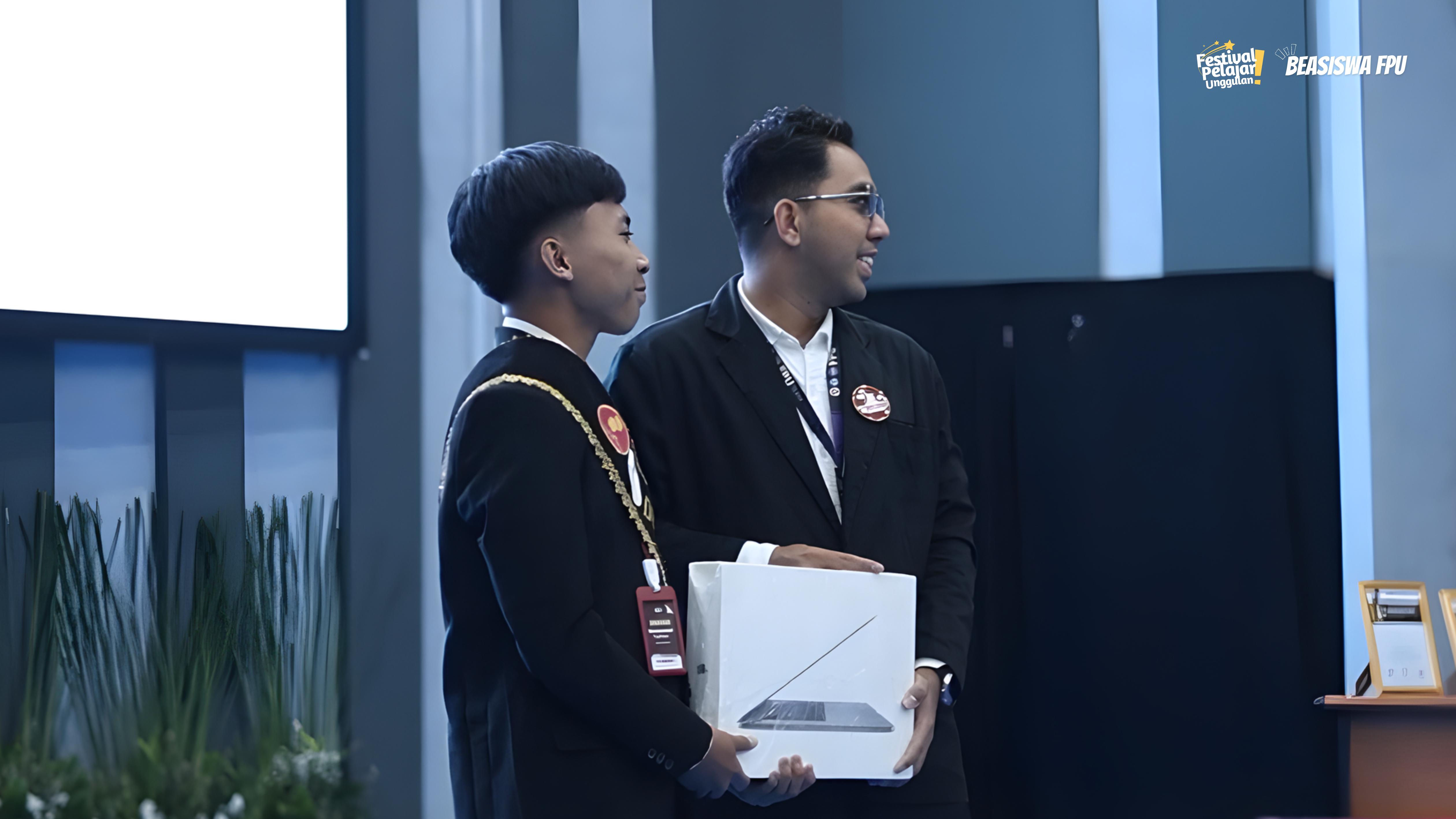Penyaluran MacBook Pro kepada Salah Satu Penerima Beasiswa FPU Batch 1
